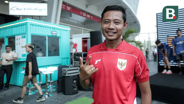 Legenda Timnas Indonesia, Evan Dimas berpose setelah doorstop dengan media dalam acara coaching clinic bersama Nagoya Grampus di Garuda Store, GBK, Senayan Jakarta, Jumat (26/06/2025) pagi WIB. (Bola.com/Bagaskara Lazuardi)