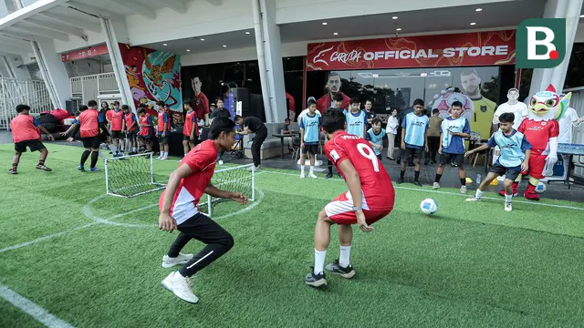 Legenda Timnas Indonesia, Evan Dimas (kiri) berebut bola dengan pemain Timnas Indonesia U-17, Muhammad Mierza (kanan) dalam acara coaching clinic bersama Nagoya Grampus di Garuda Store, GBK, Senayan Jakarta, Jumat (26/06/2025) pagi WIB. (Bola.com/Bagaskara Lazuardi)