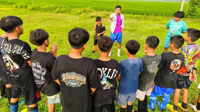 Evan Dimas ketika melatih di SSB Sanggar Saraswati Nuswantara Tulungagung (Dok. Evan Dimas)