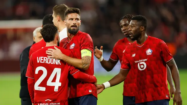 Olivier Giroud dari Lille, di tengah, dan Calvin Verdonk dari Lille, di kiri, merayakan setelah kemenangan mereka dalam pertandingan sepak bola Liga Europa antara Lille dan Brann di stadion Pierre Mauroy di Villeneuve d'Ascq, utara Prancis, Kamis, 25 September 2025. (Foto AP/Jean-Francois Badias)