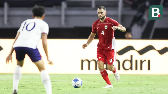 Pemain Timnas Indonesia, Jordi Amat menggiring bola dibayangi pemain Chinese Taipei dalam laga FIFA Matchday di Stadion Gelora Bung Tomo (GBT), Surabaya, Jumat (05/08/2025). (Bola.com/Abdul Aziz)