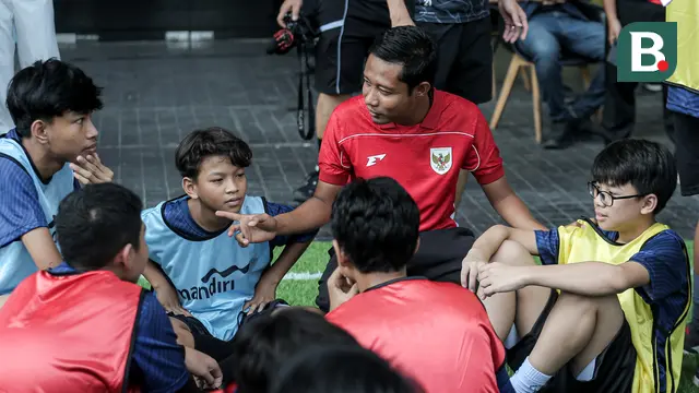 Legenda Timnas Indonesia, Evan Dimas, memberikan instruksi kepada peserta acara coaching clinic bersama Nagoya Grampus di Garuda Store, GBK, Senayan Jakarta, Jumat (26/06/2025) pagi WIB. (Bola.com/Bagaskara Lazuardi)