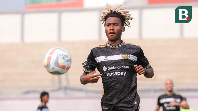 Pemain Dewa United, Alta Ballah berusaha mengejar bola pada laga lanjutan BRI Liga 1 2023/2024 antara Dewa United melawan Persebaya Surabaya di Indomilk Arena, Tangerang, Sabtu (30/09/2023). (Bola.com/Bagaskara Lazuardi)