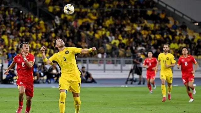 Pemain Vietnam Chau Ngoc Quang (kiri) berebut bola dengan pemain Malaysia Facundo Tomas Garces (2 kiri) dalam pertandingan kualifikasi Piala Asia AFC Grup F di Stadion Nasional Bukit Jalil, Kuala Lumpur, pada 10 Juni 2025. (Mohd RASFAN / AFP)