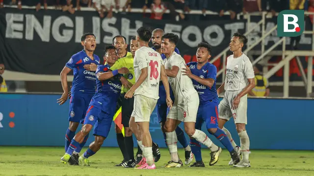Tensi panas sempat mewarnai duel antara Persis Solo melawan Arema FC dalam pertandingan pekan ke-31 BRI Liga 1 2024/2025 yang berlangsung di Stadion Manahan, Solo, Senin (5/5/2025). (Bola.com/Radifa Arsa)   