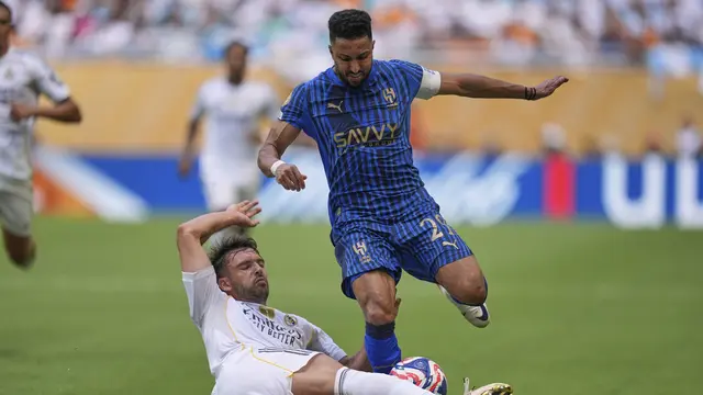 Raul Asencio (Real Madrid) melakukan sliding tackle terhadap Salem Al-Dawsari (Al-Hilal) dalam laga Club World Cup Grup H (AP Photo/Rebecca Blackwell)