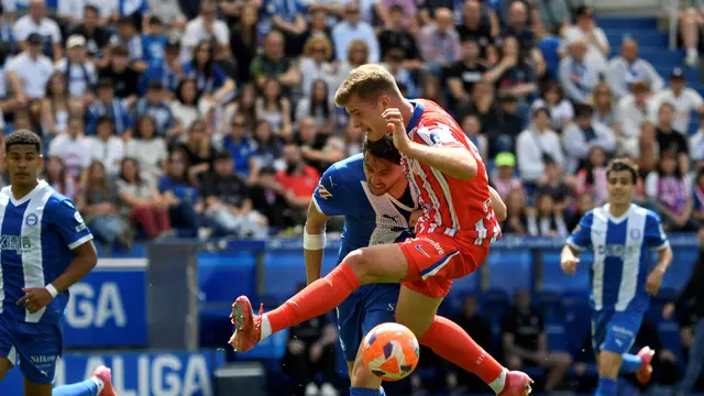 Facundo Garces (baju biru) saat memperkuat Deportivo Alaves di ajang La Liga. (ANDER GILLENEA / AFP)