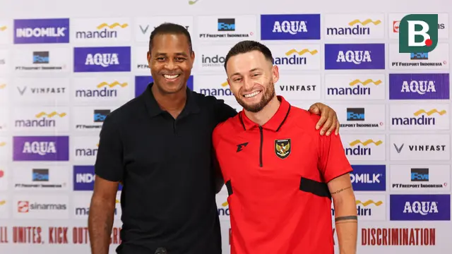 Pelatih kepala Timnas Indonesia, Patrick Kluivert dan Marc Klok menjelang laga FIFA Matchday melawan Chinese Taipei di Stadion Gelora Bung Tomo (GBT), Surabaya, Jumat (05/09/2025). (Bola.com/Abdul Aziz)