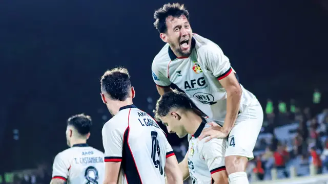 Momen selebrasi skuad Persik Kediri saat mengalahkan Persijap Jepara. (Gatot Sumitro/Bola.com)