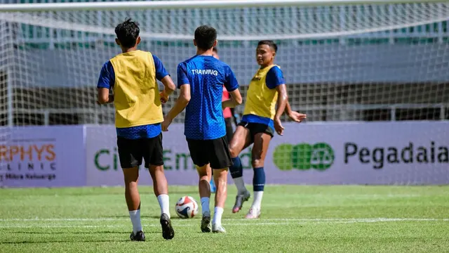 Tanpa didampingi Pelatih Kepala, Ilham Romadhona dan Kurniawan Dwi Yulianto, PSPS Riau menggelar Official training di Stadion Pakansari, Cibinong, Kabupaten Bogor, Minggu (28/9/2025). (Bola.com/Nandang Permana)