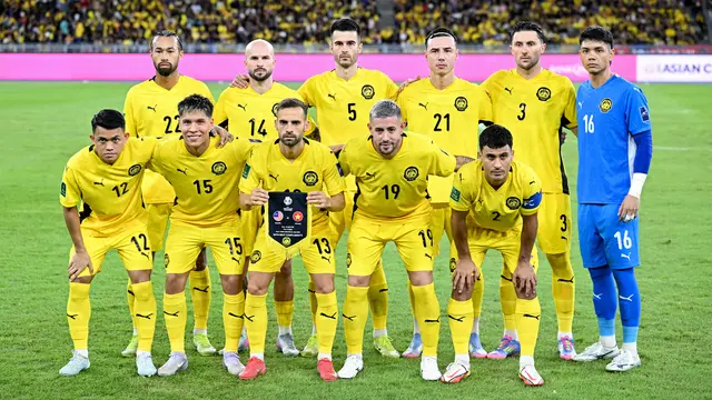 Pemain Malaysia berpose sebelum pertandingan kualifikasi Piala Asia AFC Grup F antara Malaysia dan Vietnam di Stadion Nasional Bukit Jalil, Kuala Lumpur, pada 10 Juni 2025. (Mohd RASFAN/AFP)