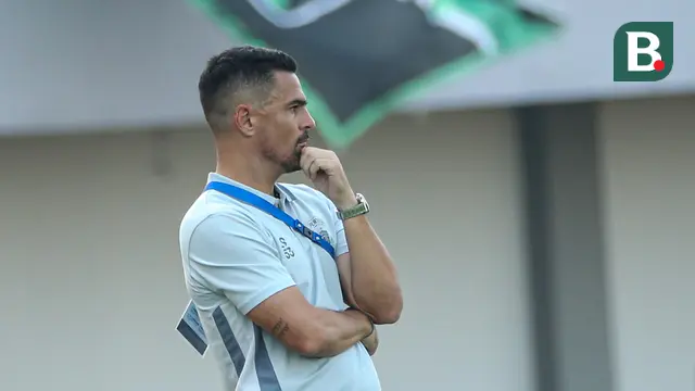Pelatih Persita Tangerang, Carlos Pena mendampingi timnya saat berhadapan dengan Persebaya Surabaya pada pekan kedua BRI Super League 2025/2026 di Indomilk Arena, Sabtu (16/8/2025). (Bola.com/ Abdul Aziz)