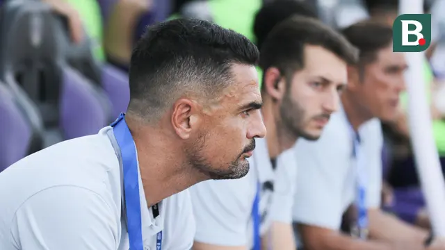 Pelatih Persita Tangerang, Carlos Pena, tampak lesu setelah anak asuhnya takluk dari Persebaya dalam laga pekan kedua BRI Super League 2025/2026 di Indomilk Arena, Tangerang, Sabtu (16/8/2025) sore WIB. (Bola.com/Abdul Aziz)