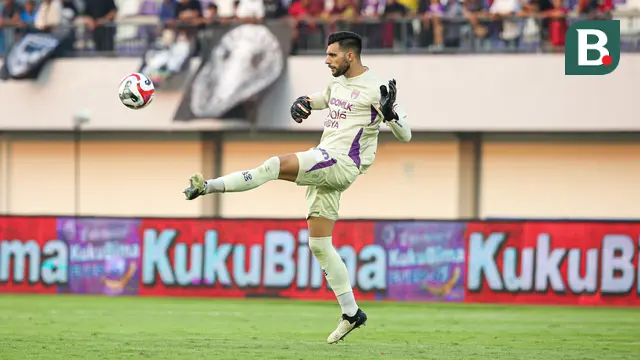 Aksi kiper Persita Tangerang, Igor Rodrigues saat berhadapan dengan Persebaya Surabaya pada pekan kedua BRI Super League 2025/2026 di Indomilk Arena, Sabtu (16/8/2025). (Bola.com/ Abdul Aziz)