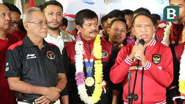 Waketum PSSI, Zainudin Amali memberikan kata sambutan didampingi pelatih kepala Timnas Indonesia U-22, Indra Sjafri saat menerima kedatangan skuad Timnas Indonesia U-22 di Terminal 3 Kedatangan Bandara Soekarno Hatta, Cengkareng, Kamis (18/5/2023) malam WIB setelah berhasil meraih medali emas cabor sepak bola SEA Games 2023. (Bola.com/Bagaskara Lazuardi)