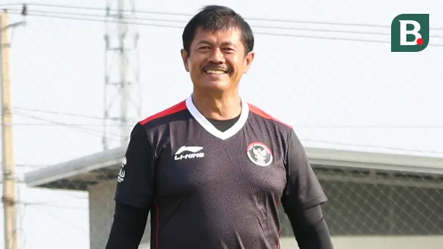 Pelatih kepala Timnas Indonesia U-22, Indra Sjafri saat sesi latihan di Visakha Training Center, Phnom Penh, Kamboja, Sabtu (6/5/2023) jelang menghadapi Timor Leste pada laga ketiga Grup A SEA Games 2023, Minggu, 7 Mei 2023. (Bola.com/Abdul Aziz)
