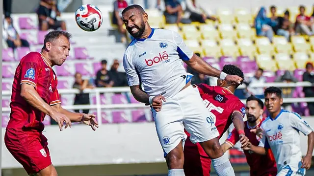 Duel udara antara bek Persis Solo, Xandro Schenk dengan striker Arema FC, Dalberto dalam laga pekan ketujuh BRI Super League 2025/2026 di Stadion Manahan, Solo, Jawa Tengah, Minggu (28/9/2025) sore WIB. (Dok. Arema FC)