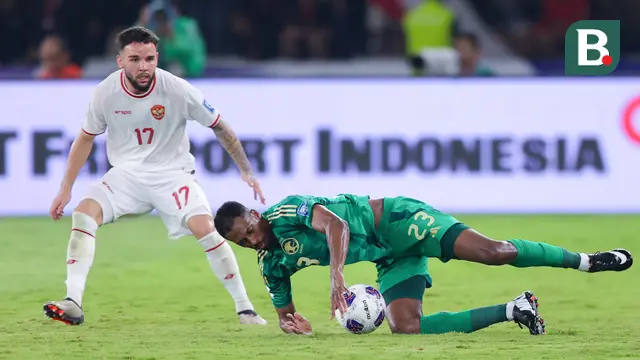 Pemain Timnas Indonesia, Calvin Verdonk, menjaga ketat pemain Arab Saudi, Mohammed Kanno, pada pertandingan lanjutan putaran ketiga Kualifikasi Piala Dunia 2026 Zona Asia di Stadion Utama Gelora Bung Karno (SUGBK), Senayan, Selasa (19/11/2024). (Bola.com/M Iqbal Ichsan)