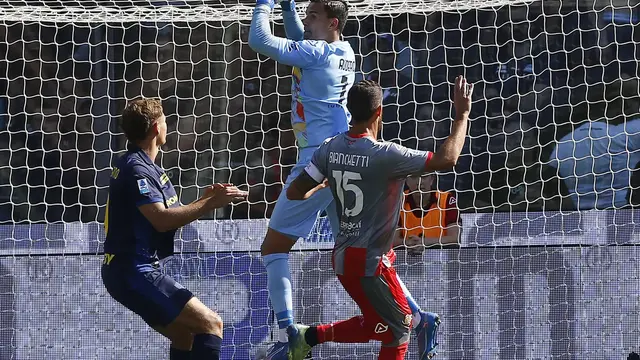 Kiper Cremonese, Emil Audero Mulyadi menggapai bola di udara dalam laga pekan keempat Serie A 2025/2026 melawan Parma, Minggu (21/9/2025). (Dok. Serie A).