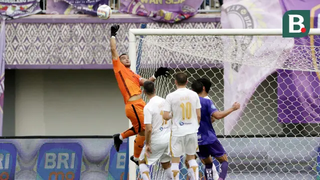 Kiper Persija Jakarta, Andritany Ardhiyasa, berusaha menghalau bola saat melawan Persita Tangerang pada laga BRI Liga 1 di Stadion Indomilk Arena, Sabtu, (22/7/2023). (Bola.com/Ikhwan Yanuar)