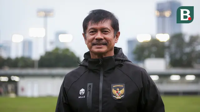 Pelatih Timnas Indonesia U-22, Indra Sjafri berpose di depan fotografer setelah pemusatan latihan untuk SEA Games 2023 yang berlangsung di Lapangan A, Kompleks Stadion Utama Gelora Bung Karno (SUGBK), Kamis (02/03/2023). Pemusatan latihan ini akan berlangsung dari tanggal 1-16 Maret 2023. (Bola.com/Bagaskara Lazuardi)