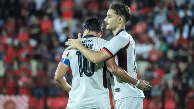Pemain Persik Kediri, Ezra Walian (kiri) dan Jose Enrique. (Bola.com/Gatot Sumitro)