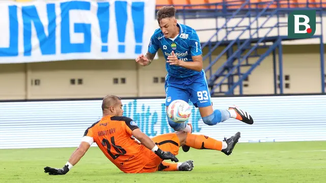 Pemain Persib Bandung, Stefano Beltrame, terjatuh saat berusaha melewati kiper Persija Jakarta, Andritany Ardhiyasa, pada laga pekan ke-28 Liga 1 2023/2024 di Stadion Si Jalak Harupat, Bandung, Sabtu (9/3/2024). (Bola.com/M Iqbal Ichsan)