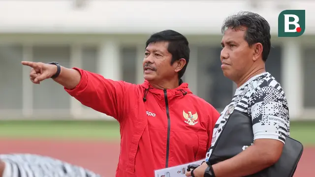 Pelatih Timnas Indonesia U-19, Indra Sjafri dan sang asisten, Bima Sakti memimpin sesi latihan Ousmane Maiket dan kawan-kawan di Stadion Madya, Gelora Bung Karno, Jakarta, Senin (1/7/2024) petang WIB. (Bola.com/M Iqbal Ichsan)