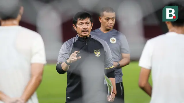 Sejumlah pemain Timnas Indonesia U-22 melakukan latihan resmi menjelang pertandingan uji coba internasional melawan Timnas Lebanon U-22 di Stadion Utama Gelora Bung Karno (SUGBK), Senayan, Jakarta, Kamis (13/04/2023). Laga tersebut rencananya akan berlangsung pada Jumat (14/04/2023) sebagai bagian dari persiapan SEA Games 2023 di Kamboja. (Bola.com/Bagaskara Lazuardi)