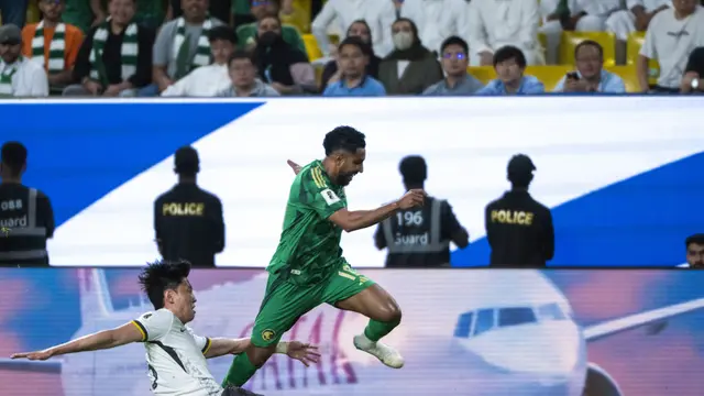 Penyerang Tiongkok Gao Zhunyi berebut bola dengan gelandang Arab Saudi Salem al-Dawsari selama pertandingan sepak bola kualifikasi zona Asia Piala Dunia FIFA 2026 Grup C antara Arab Saudi dan Tiongkok di Taman Al-Awwal di Riyadh pada 20 Maret 2025.AFP