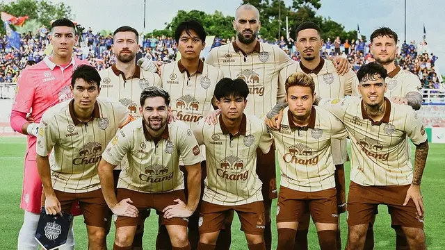 Bek Timnas Indonesia Sandy Walsh dan Shayne Pattynama beraksi saat Buriram United bertandang ke markas Ayutthaya United dalam laga pekan keenam Thai League 2025/2026, Sabtu (27/9/2025). (Instagram Sandy Walsh)