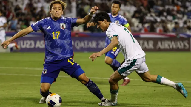 Gelandang Jepang, Kuryu Matsuki (kiri), dijaga oleh gelandang Irak, Ali Jasim, selama pertandingan semifinal Piala Asia U-23 AFC Qatar 2024 antara Jepang dan Irak di Stadion Jassim Bin Hamad di Doha pada 29 April 2024. (KARIM JAAFAR/AFP)