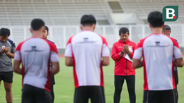 Pelatih Timnas Indonesia U-20, Indra Sjafri memimpin doa pada latihan hari Rabu (15/01/2025). (Muhammad Iqbal Ichsan/Bola.com)
