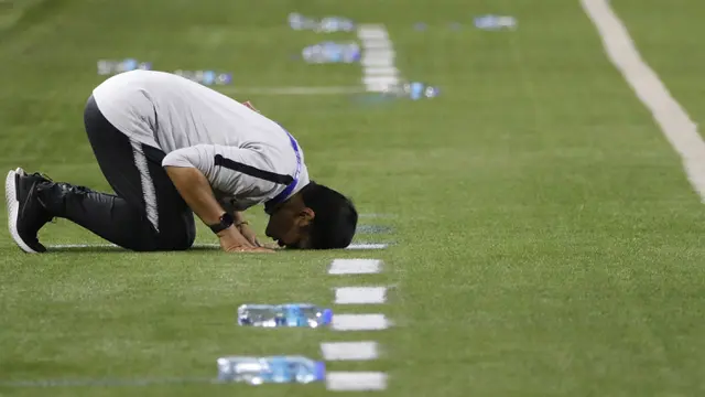 Pelatih Timnas Indonesia U-22, Indra Sjafri, sujud syukur usai mengalahkan Thailand U-22 pada laga SEA Games 2019 di Stadion Rizal Memorial, Manila, Selasa (26/11). Indonesia menang 2-0 atas Thailand. (Bola.com/M Iqbal Ichsan)