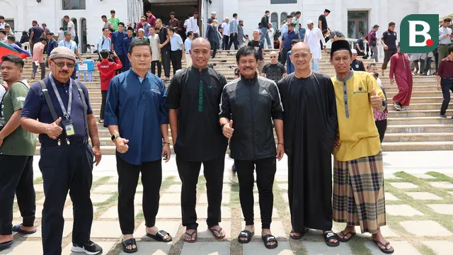 Pelatih kepala, Indra Sjafri (ketiga kanan), asisten pelatih, Yeyen Tumena (kedua kiri) dan Kurniawan Dwi Yulianto (kedua kanan) berfoto bersama tim ofisial Timnas Indonesia U-22 di depan Masjid Al Serkal, Phnom Penh, Kamboja, Jumat (5/5/2023) usai melaksanakan ibadah Salat Jumat di sela-sela SEA Games 2023 Kamboja. (Bola.com/Abdul Aziz)