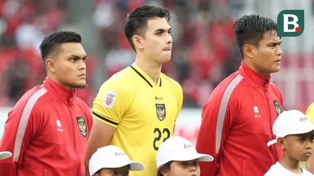 Tiga pemain Timnas Indonesia (dari kiri) Rachmat Irianto, Nadeo Argawinata dan Fachruddin Aryanto sebelum dimulainya laga matchday ketiga Grup A Piala AFF 2022 menghadapi Thailand di Stadion Utama Gelora Bung Karno, Senayan, Jakarta, Kamis (29/12/2022) sore WIB. (Bola.com/Abdul Aziz)