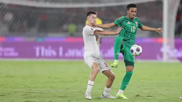 Ivar Jenner berduel dengan pemain Arab Saudi, Musab Aljuwayr, pada laga matchday keenam Grup C putaran ketiga kualifikasi Piala Dunia 2026 zona Asia di SUGBK, Jakarta, Selasa (19/11/2024). Timnas Indonesia menang 2-0. (Bola.com/Muhammad Iqbal Ichsan)