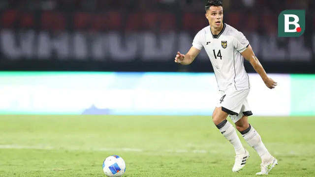 Gelandang Timnas Indonesia, Joey Pelupessy, saat melawan Timnas Lebanon dalam laga FIFA Matchday 2025 di Stadion Gelora Bung Tomo, Surabaya, Senin (8/9/2025). (Bola.com/Abdul Aziz)