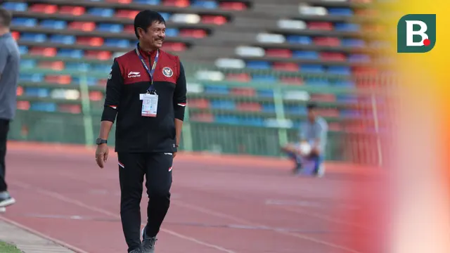 Pelatih kepala Timnas Indonesia U-22, Indra Sjafri saat laga kedua Grup A SEA Games 2023 menghadapi Myanmar di Olympic Stadium, Phnom Penh, Kamboja, Kamis (4/5/2023). (Bola.com/Abdul Aziz)