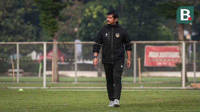 Pelatih kepala Timnas Indonesia U-22, Indra Sjafri saat melakukan pemusatan latihan untuk SEA Games 2023 di Lapangan B Kompleks Stadion Gelora Bung Karno (SUGBK), Senayan, Jakarta, Sabtu (11/03/2023). Sebanyak 17 nama pemain baru bergabung untuk menjalani pemusatan latihan gelombang kedua ini yang berlangsung dari 9-16 Maret 2023. (Bola.com/Bagaskara Lazuardi)