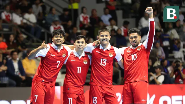 Para pemain Timnas Futsal Indonesia melakukan selebrasi gol saat berhadapan dengan Belanda pada laga lanjutan Four Nations Cup 2025 yang bergulir di Hall Basket Senayan, Jakarta, pada Sabtu (20/9/2025).