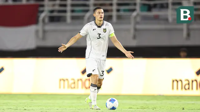 Bek Timnas Indonesia, Jay Idzes, saat melawan Lebanon pada FIFA Matchday di Stadion Gelora Bung Tomo, Surabaya, Senin (8/9/2025). (Bola.com/Abdul Aziz)