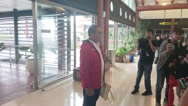 Manajer Timnas Indonesia, Sumardji menyapa awak media di Terminal 2 Bandara Soekarno-Hatta, Tangerang, Kamis (2/10/2025). (Bola.com/Hery Kurniawan).