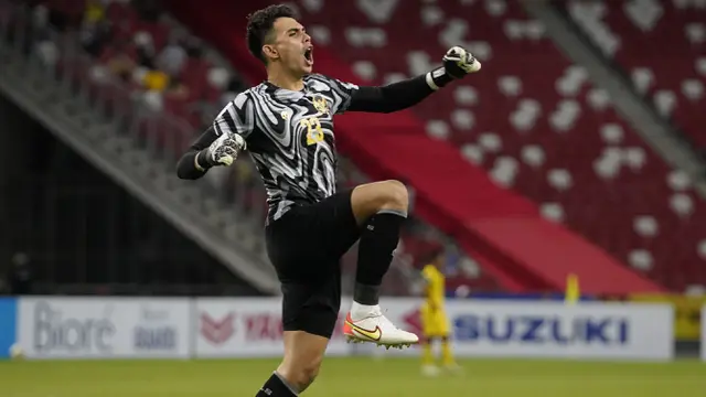 Nadeo Argawinata menjadi pahlawan kemenangan Timnas Indonesia usai berhasil menangkis tendangan penalti yang dilesatkan oleh Faris Ramli pada injury time. Hal tersebut membuat pertandingan yang awalnya imbang 2-2 berhasil dimenangkan oleh skuat Garuda menjadi 4-2 di babak 2x15 menit. (affsuzukicup)