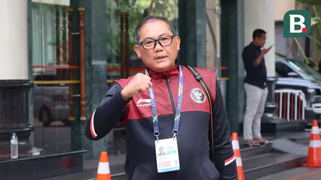 Manajer Timnas Indonesia U-22, Sumardji, tampak bersemangat saat meninggalkan Hotel Phnom Penh menuju Stadion Olympic, Phnom Penh, Selasa (16/05/2023). (Bola.com/Abdul Aziz)