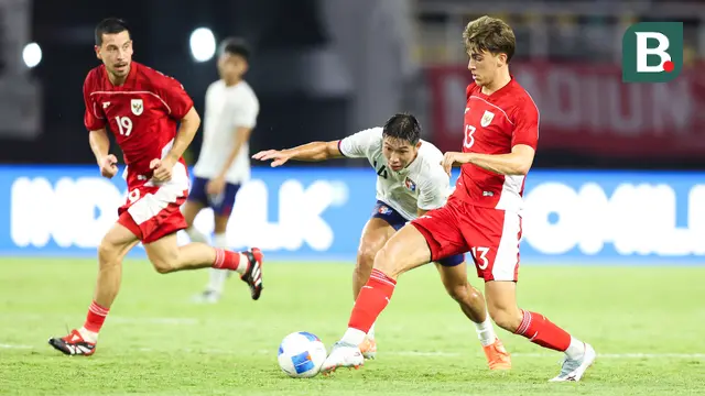 Penyerang Timnas Indonesia, Mauro Zijlstra dan Thom Haye beraksi dalam duel versus Timnas Chinese Taipei di Stadion Gelora Bung Tomo, Surabaya, Jumat (6/9/2025). (Bola.com/Abdul Aziz)