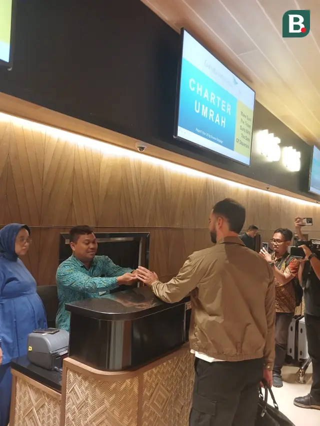 Bek Timnas Indonesia Jordi Amat melakukan check in di Terminal 2 Bandara Soekarno-Hatta, Tangerang, Kamis (2/9/2025). (Bola.com/Hery Kurniawan)