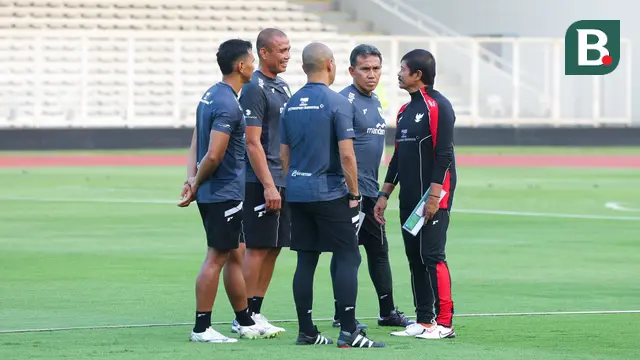 Pelatih Garuda Muda, Indra Sjafri, bersama para asistennya saat latihan perdana di Stadion Madya, Jakarta Pusat, pada Jumat (3/10/2025) sore WIB. (Bola.com/M Iqbal Ichsan)