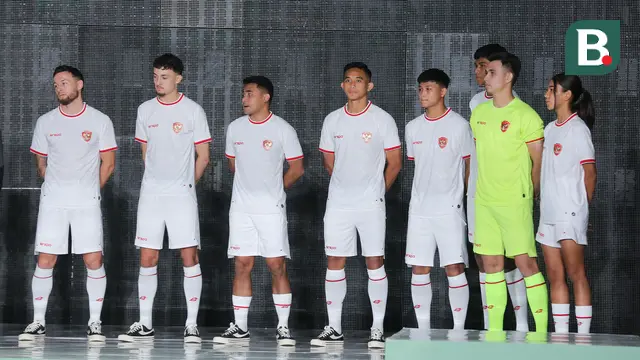 Beberapa penggawa Timnas Indonesia (dari kiri) Marc Klok, Ivar Jenner, Asnawi Mangkualam, Rizky Ridho, Hokky Caraka dan Nadeo Argawinata memperagakan jersey tandang Timnas Indonesia produksi jenama dalam negeri Erspo dalam acara launching jersey anyar Timnas Indonesia di Bengkel Space, SCBD, Jakarta, Senin (18/3/2024) petang WIB. (Bola.com/Abdul Aziz)