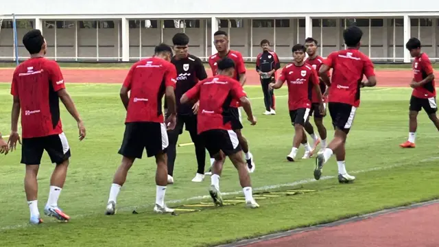 Latihan perdana Timnas Indonesia U-22 untuk persiapan menuju SEA Games 2025. Latihan tim asuhan Indra Sjafri itu berlatih di Stadion Madya, Gelora Bung Karno, Jakarta, Jumat (3/10/2025). (Bola.com/Muhammad Adi Yaksa)